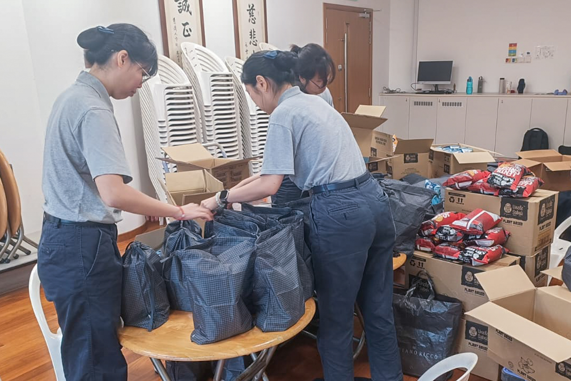 PPT小组在圣诞节期间发起节日感恩礼包行动，从制作、采购、包装到安排分送，都蕴藏着对职工的谢意与祝福。照片提供/ PPT小组