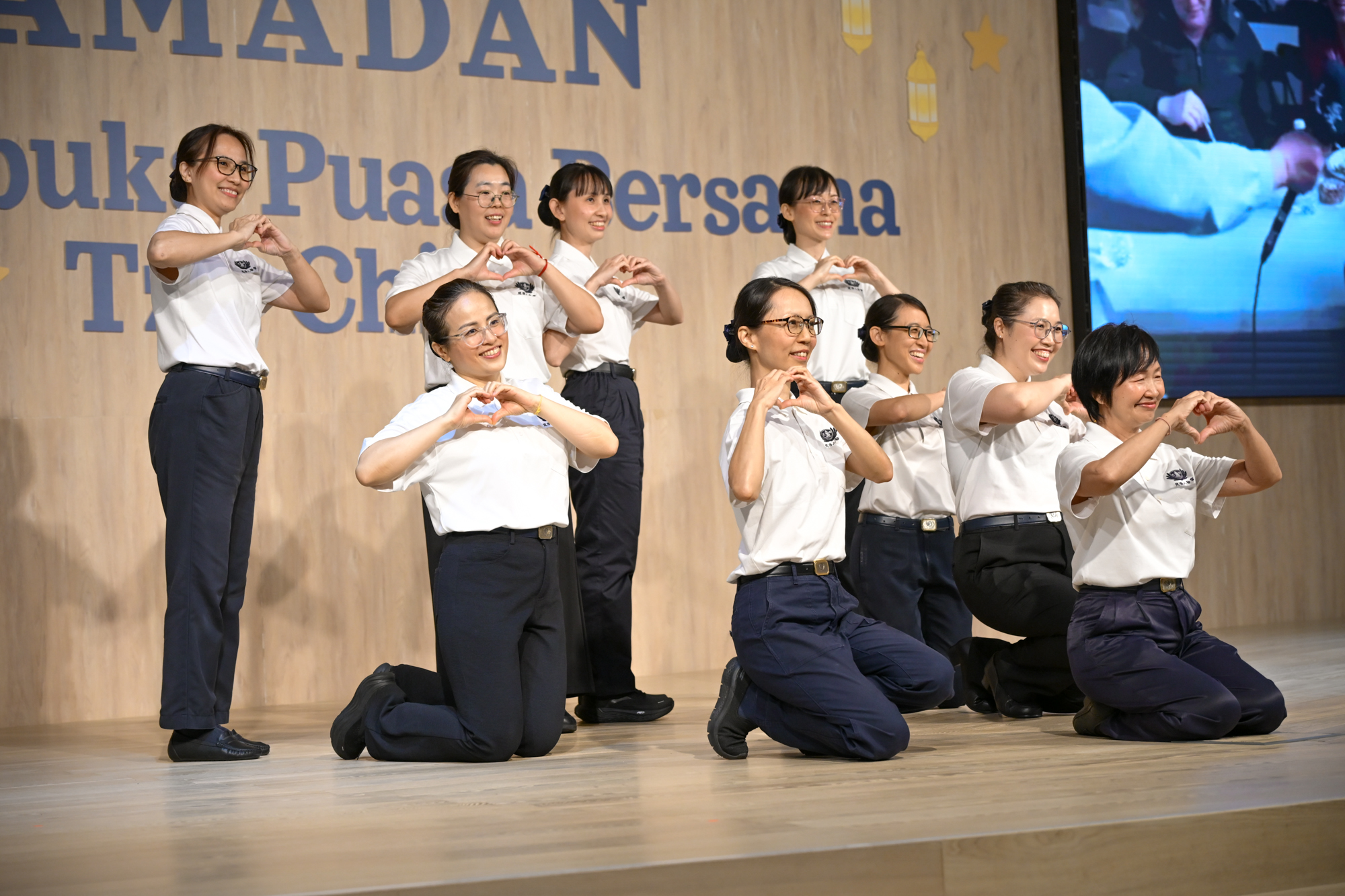 Volunteers greeted the families they cared for with a sign language song, conveying warmth through their attentive eyes and graceful gestures on stage. (Photo by Yeo Chee Hwang) 