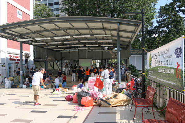 The new recycling point at Block 624 aims to educate residents on recycling so that they can join the RC and Tzu Chi volunteers in the endeavour. Photo by Huang Si Ni 