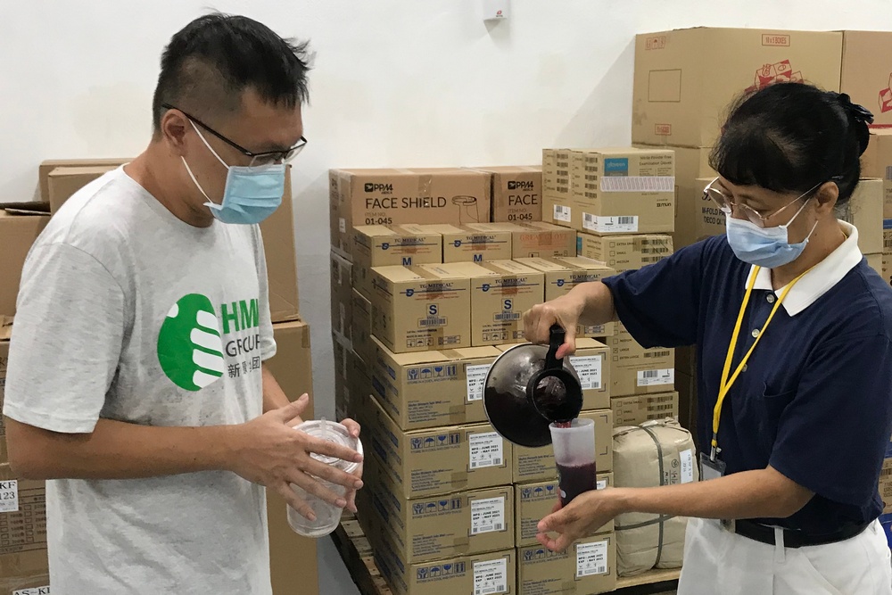 Tzu Chi volunteer Lee Kok Heong seen here pouring freshly brewed tea for a frontline worker. (Photo by Khoo Kean Yee)