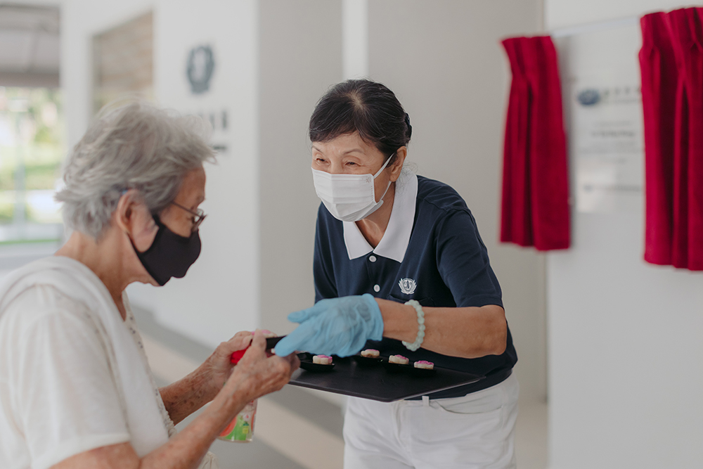 Volunteers warmly invited residents to sample the exquisite snacks made with natural ingredients.