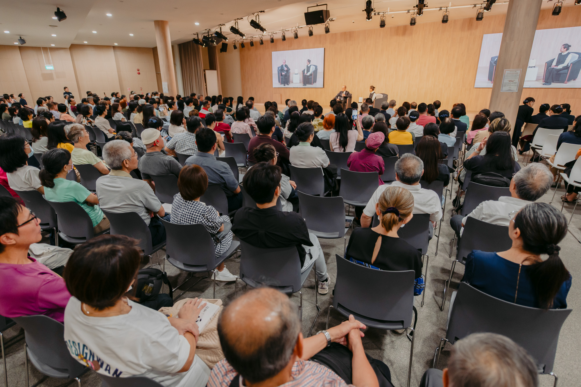 During the second half of the new book launch event, Chen Chu-Chi, spokesperson for the Tzu Chi Culture and Communication Foundation, took on the role of a panel host. Through a series of questions and answers, she led the audience through David Liu's decades-long journey with Tzu Chi and the life wisdom he accumulated along the way. (Photo by Bong Kian Hin)